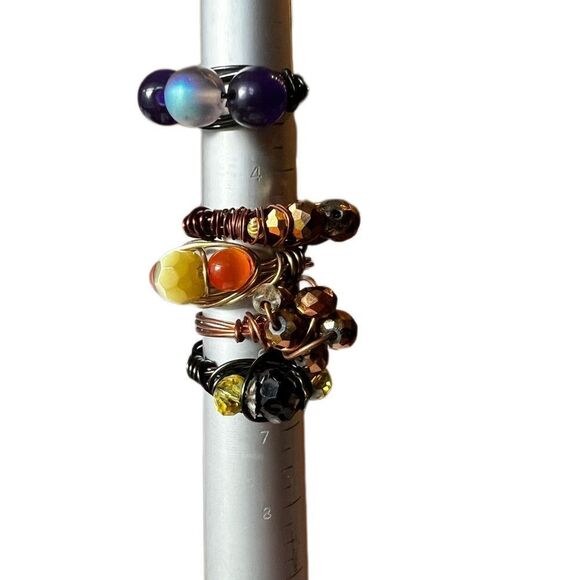 Six wire beaded rings, ranging from 3.5-7 in size - Picture 3 of 4